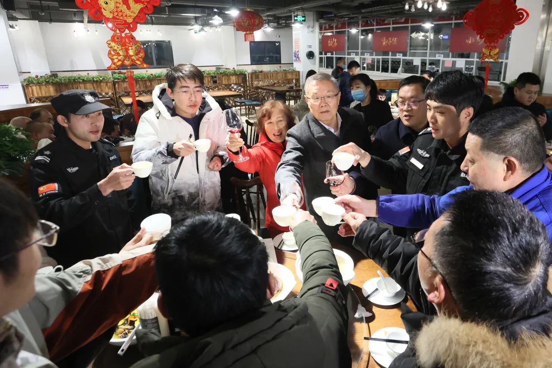 9001cc金沙以诚为本智能董事长何清华与留厂员工一路过大年！