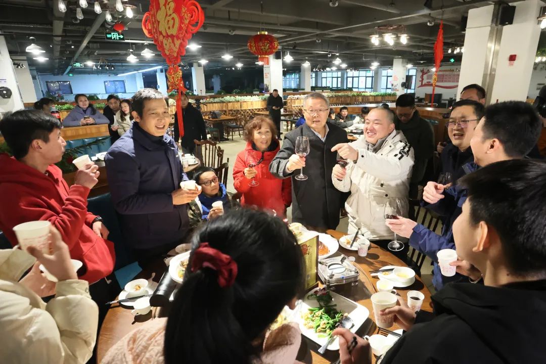 9001cc金沙以诚为本智能董事长何清华与留厂员工一路过大年！