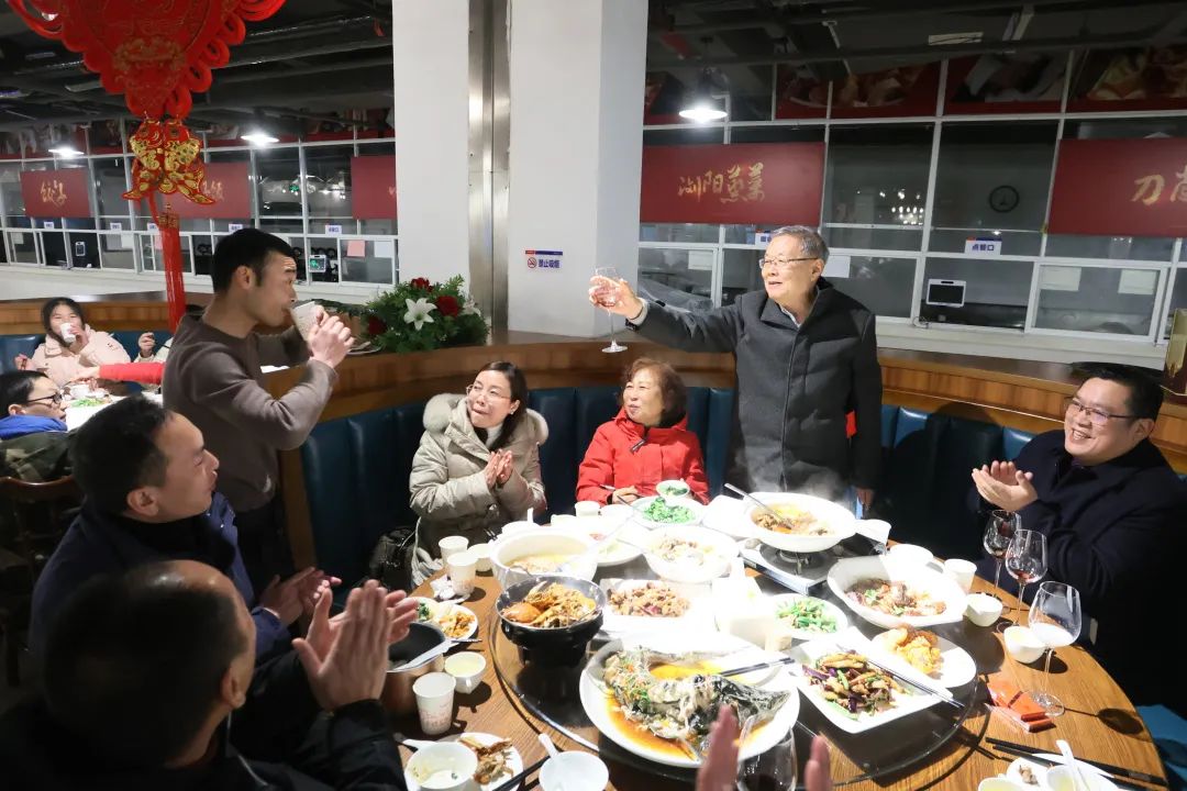 9001cc金沙以诚为本智能董事长何清华与留厂员工一路过大年！
