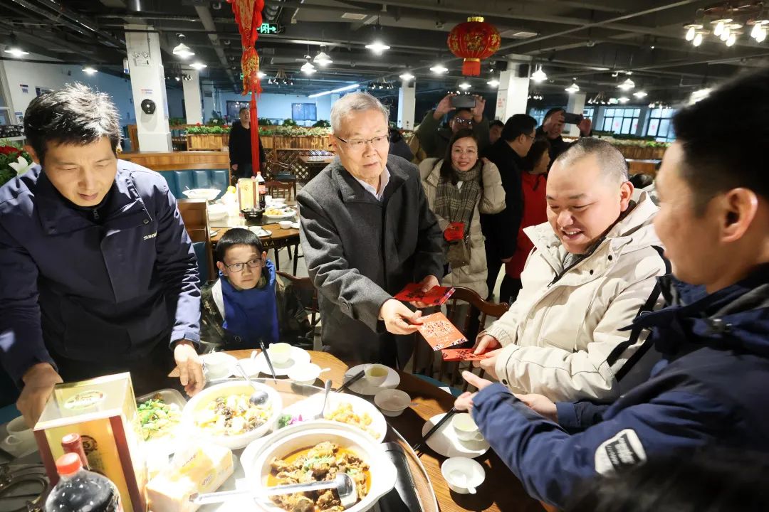 9001cc金沙以诚为本智能董事长何清华与留厂员工一路过大年！