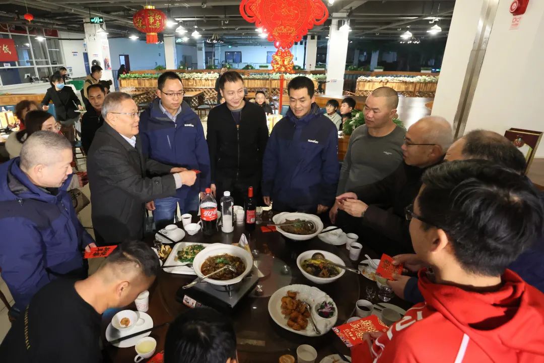 9001cc金沙以诚为本智能董事长何清华与留厂员工一路过大年！