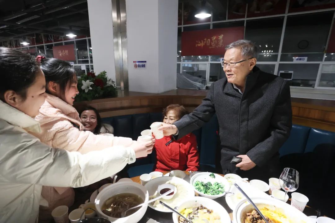 9001cc金沙以诚为本智能董事长何清华与留厂员工一路过大年！