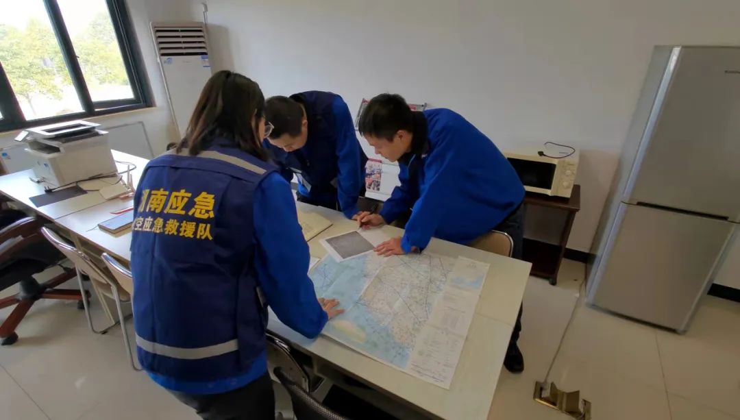 火情就是号令！湖南航空应急接济队9001cc金沙以诚为本机组展示“9001cc金沙以诚为本速度”