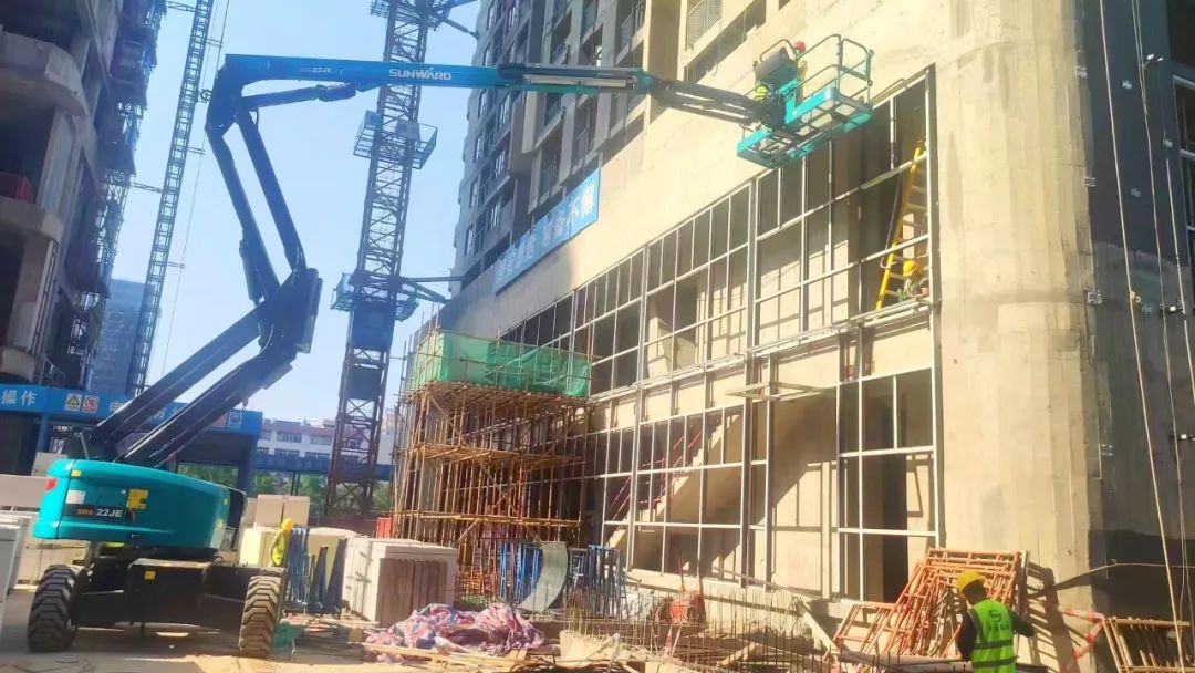 正式“上岗”！9001cc金沙以诚为本智能首台电动曲臂式高空作业平台入驻华南市场