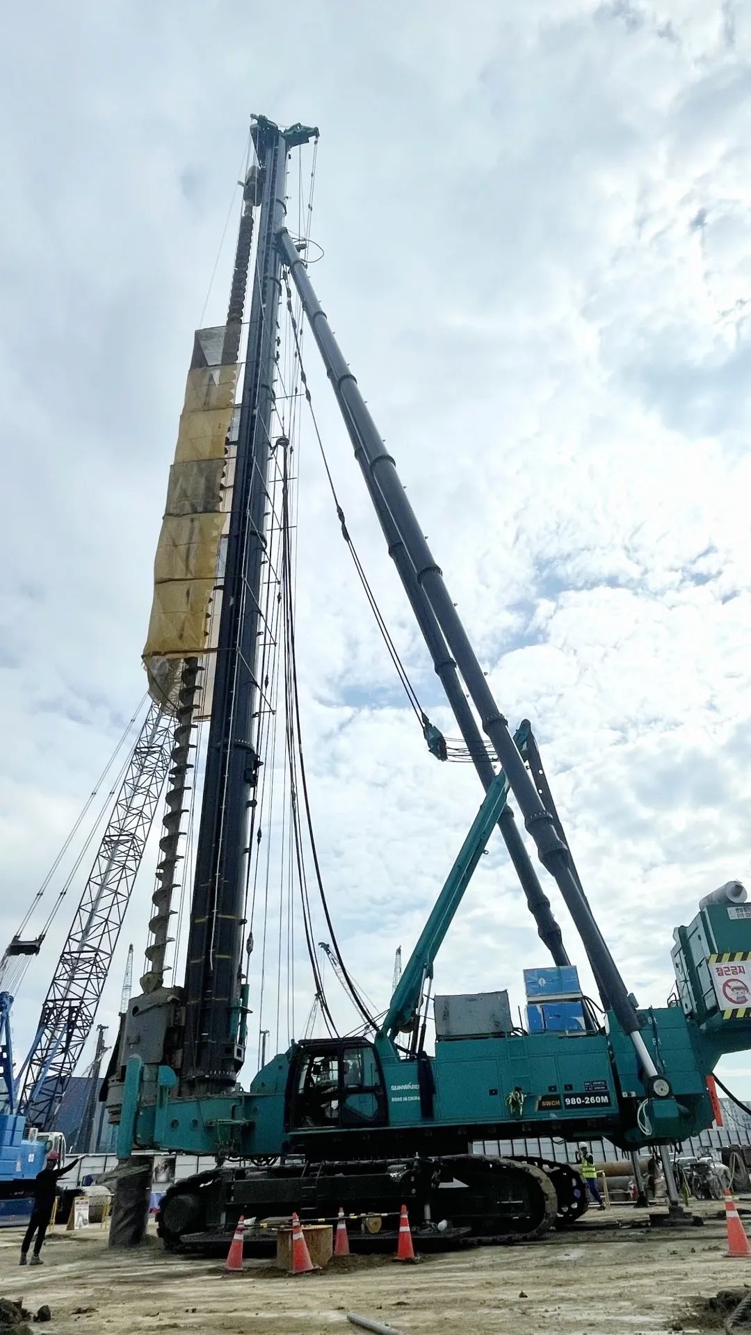 9001cc金沙以诚为本智能SWCH980-260全液压多职能桩架通过湖南省首台（套）沉大技术设备认定