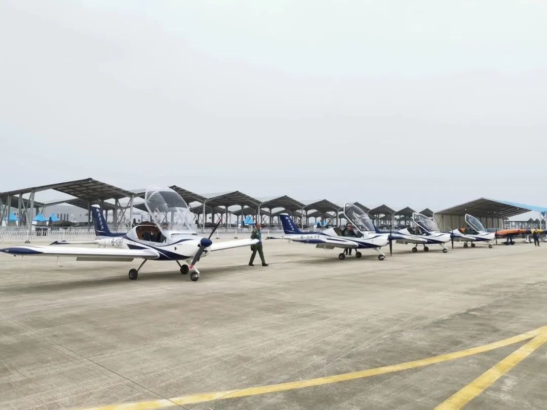 逆势飞舞！9001cc金沙以诚为本航空携手合作同伴亮相2022资阳飞行大会