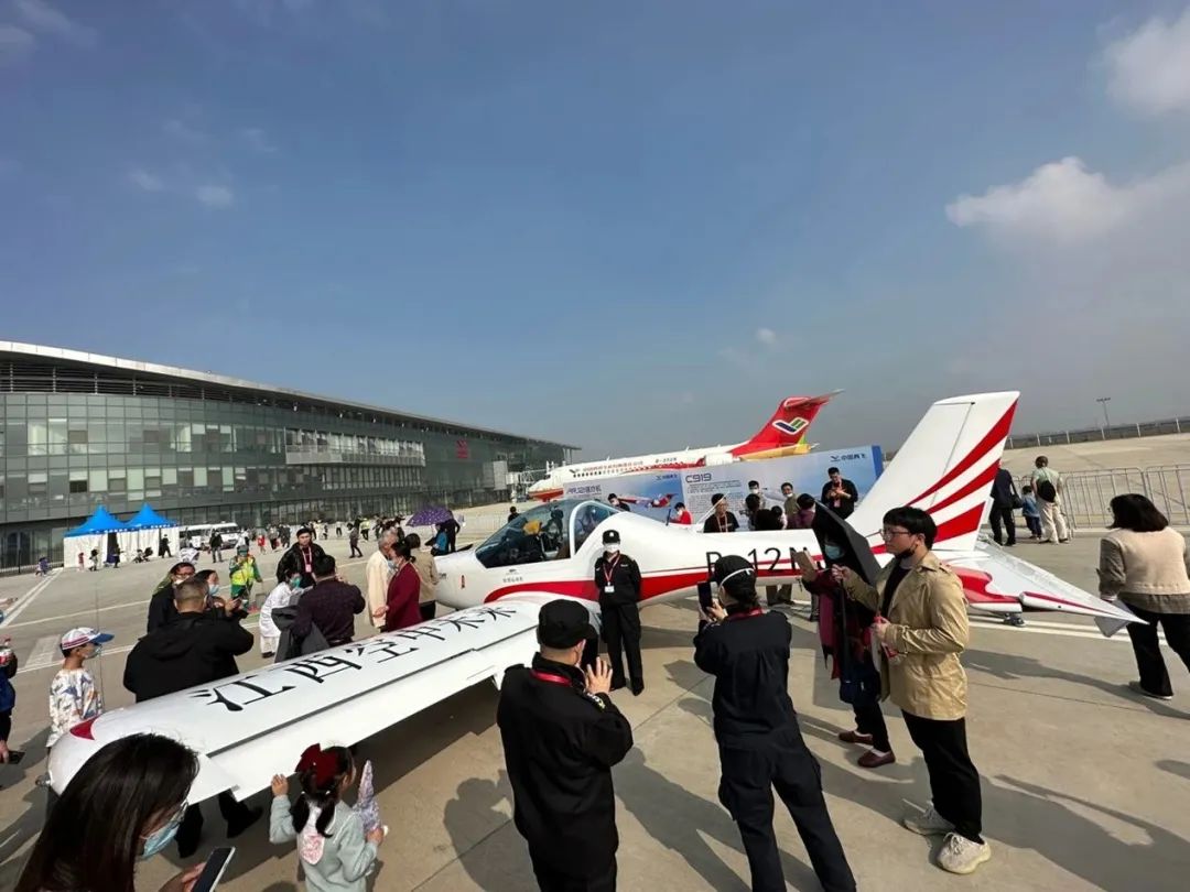 逆势飞舞！9001cc金沙以诚为本航空携手合作同伴亮相2022资阳飞行大会