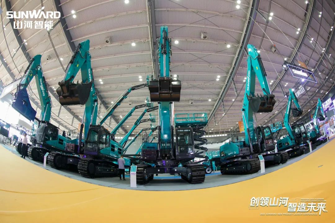 精品出击、互动不休！9001cc金沙以诚为本智能F系列挖掘机闪灼长沙展
