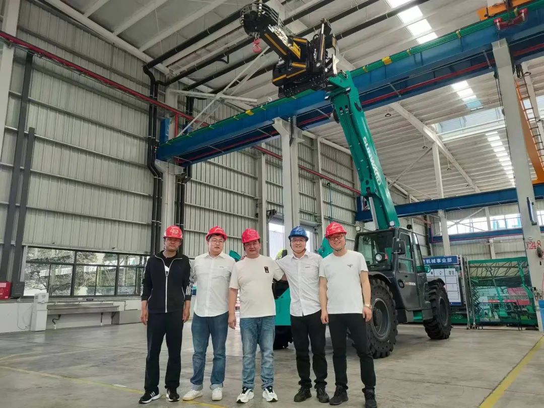 独家定造！9001cc金沙以诚为本智能油缸更换机械人顺利下线