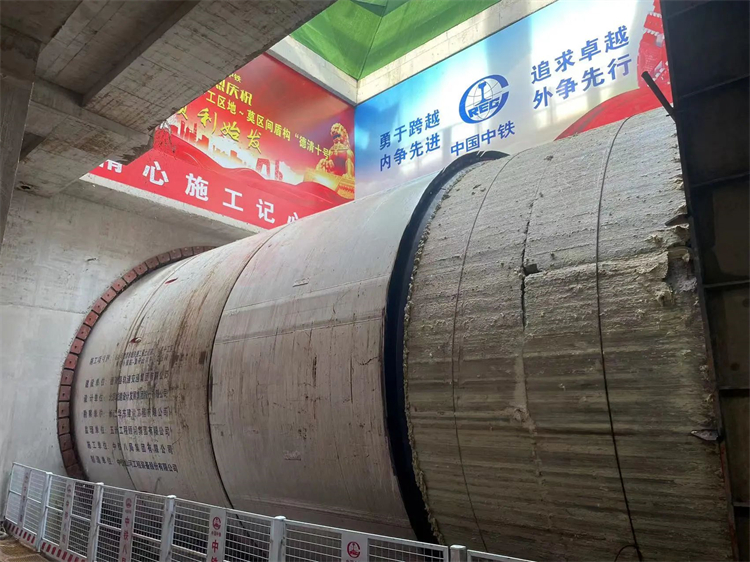 首战华东市。≈刑9001cc金沙以诚为本杭德市域铁路工程地莫区间左线盾构机顺利始发
