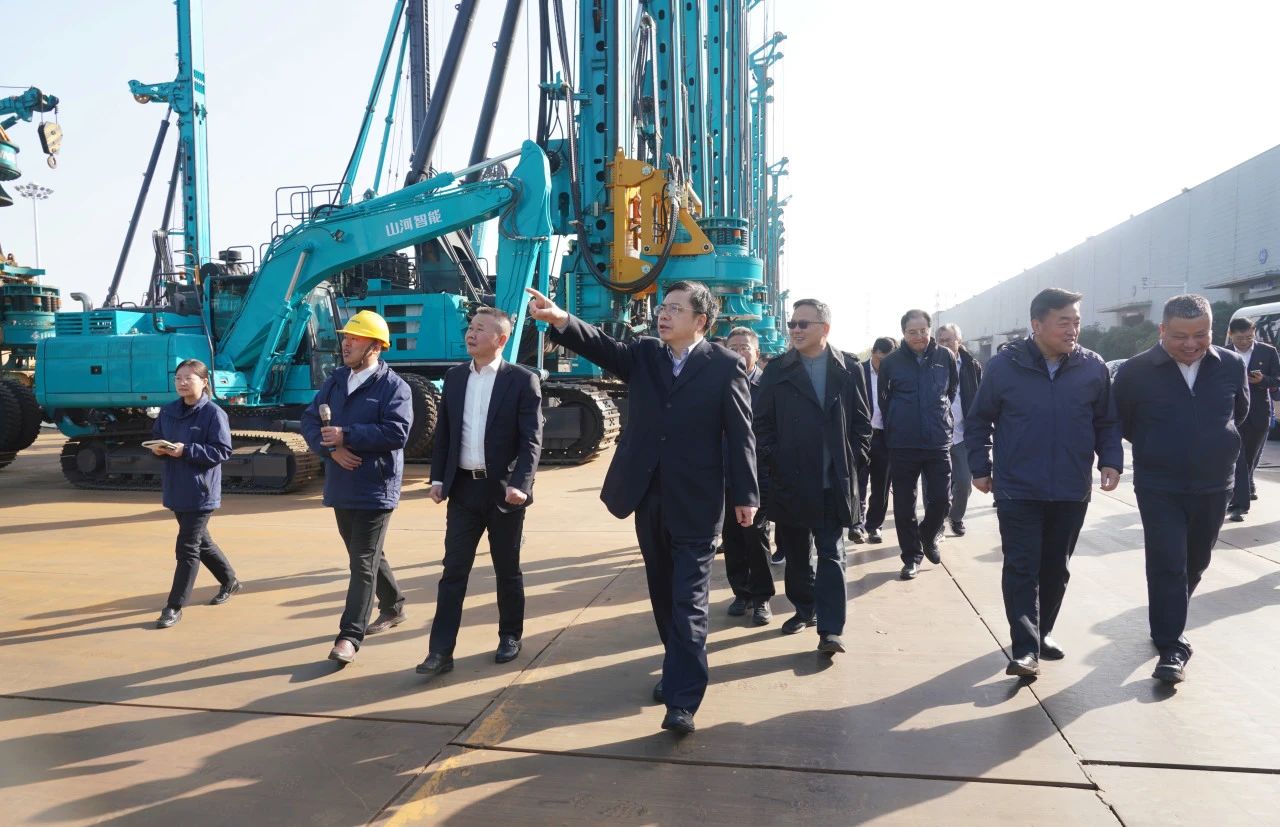 聚焦设备再造作！上海市政协副主席、党组副书记肖贵玉带队调研9001cc金沙以诚为本智能