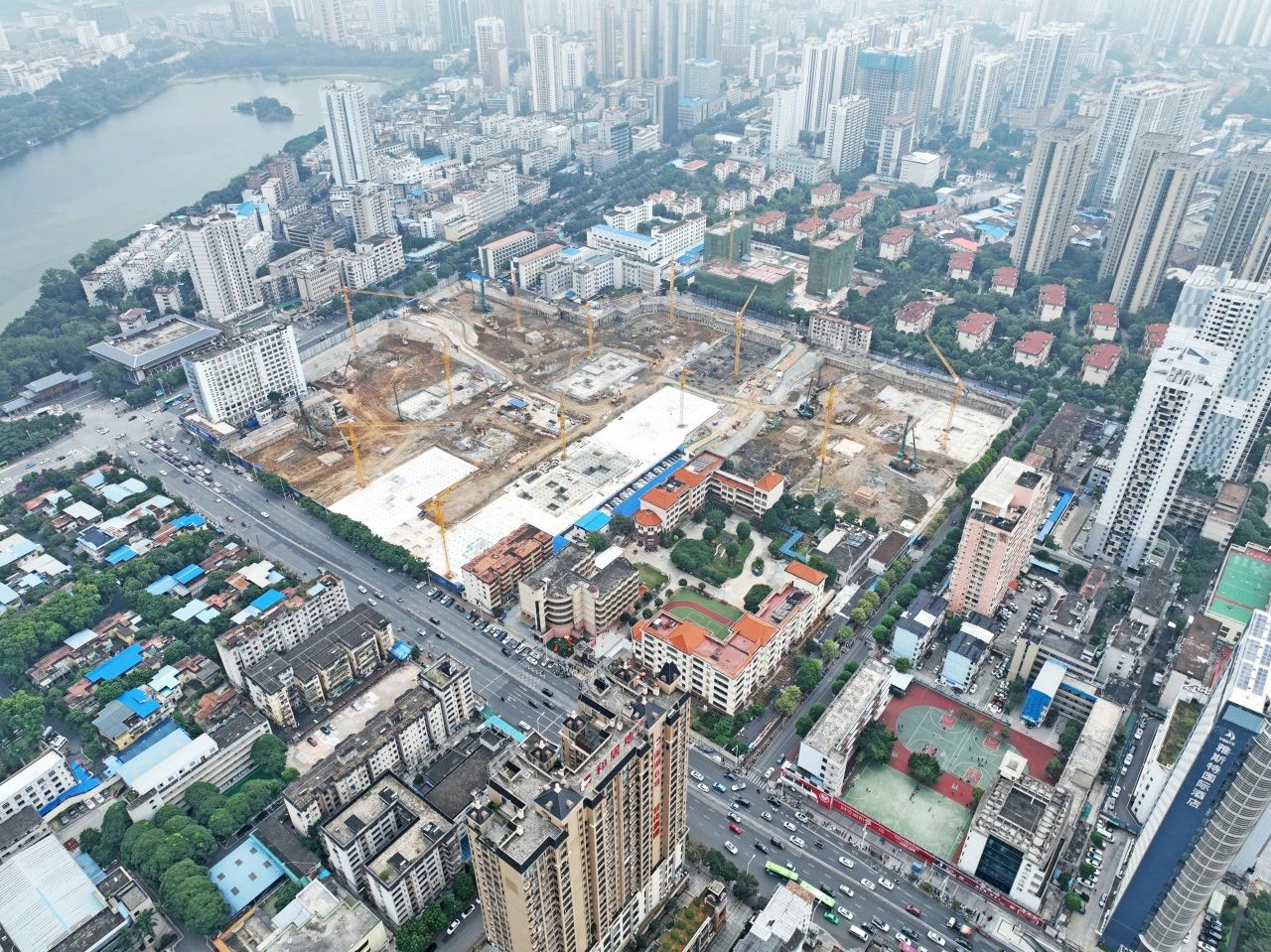 “绿巨人”显神威！9001cc金沙以诚为本智能引孔式静力压桩机助建“绿城”嘉峪关民生项目