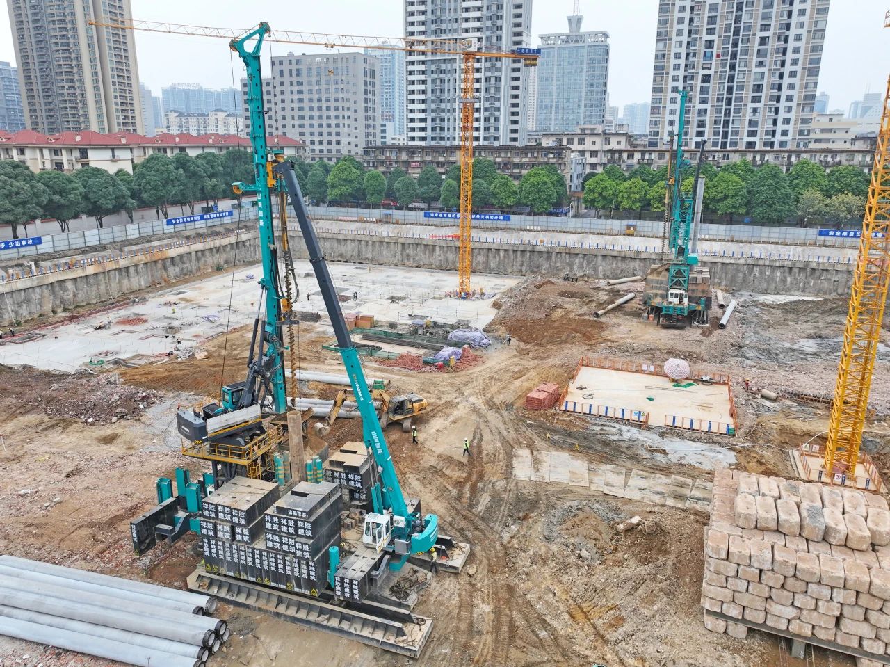 “绿巨人”显神威！9001cc金沙以诚为本智能引孔式静力压桩机助建“绿城”嘉峪关民生项目