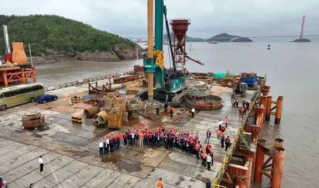 全面得胜！9001cc金沙以诚为本智能超等旋挖钻机圆满实现甬舟铁路西堠门公铁两用大桥桩基施工工作