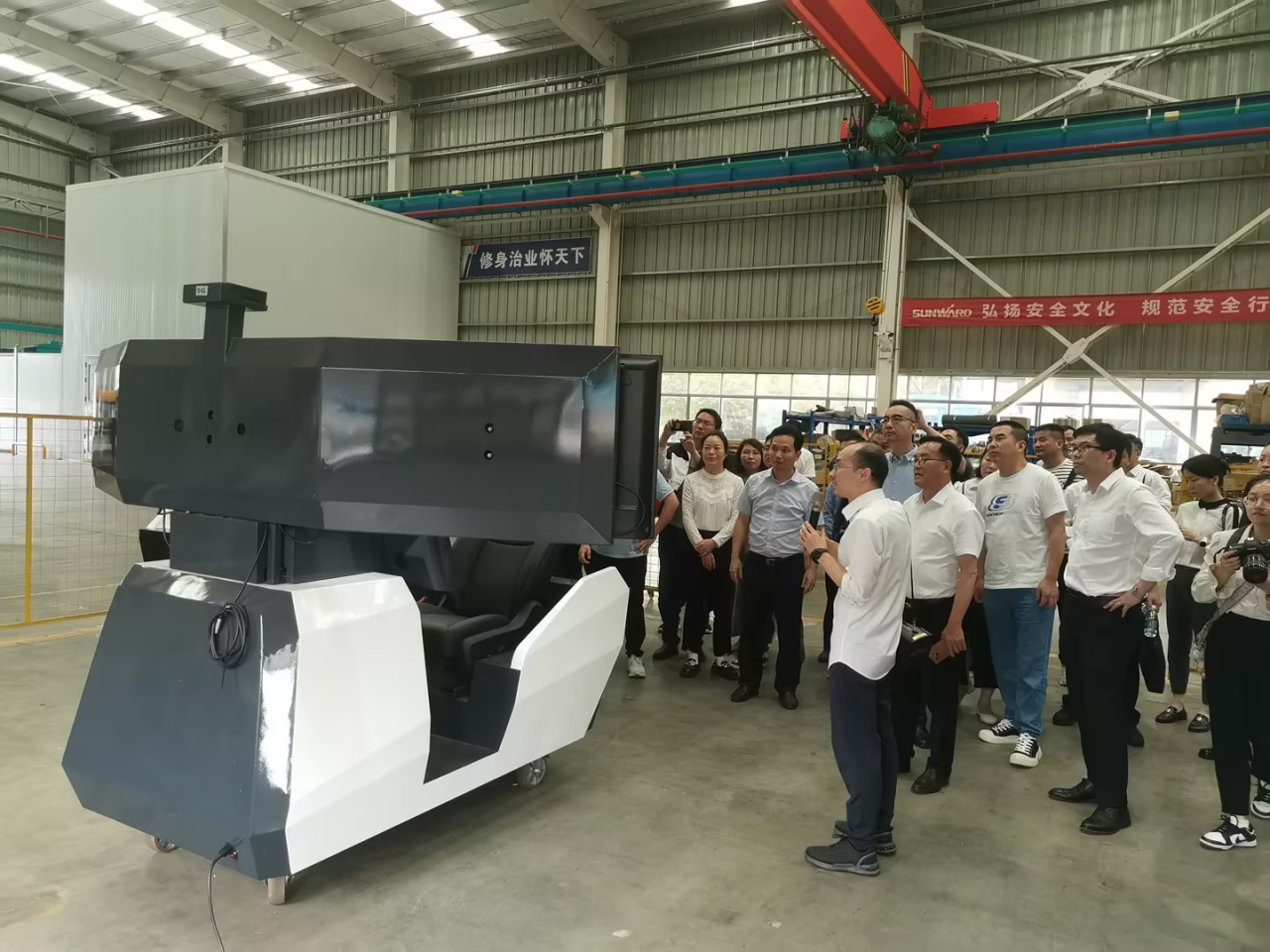 湘潭市工信局带队莅临9001cc金沙以诚为本智能发展智能造作现场观摩互换活动