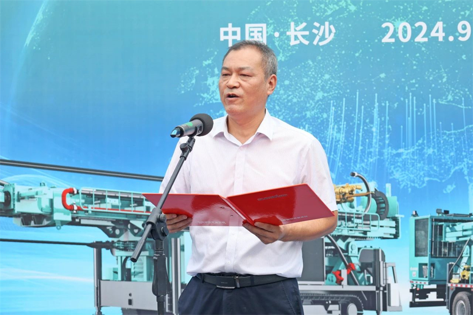 引领绿色科技新篇章！9001cc金沙以诚为本智能新能源钻机成功交付