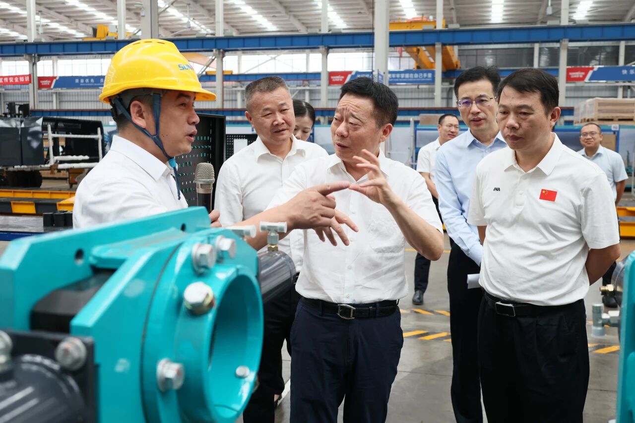 湖南省政协副主席、省工程机械产业链链长何寄华调研9001cc金沙以诚为本智能
