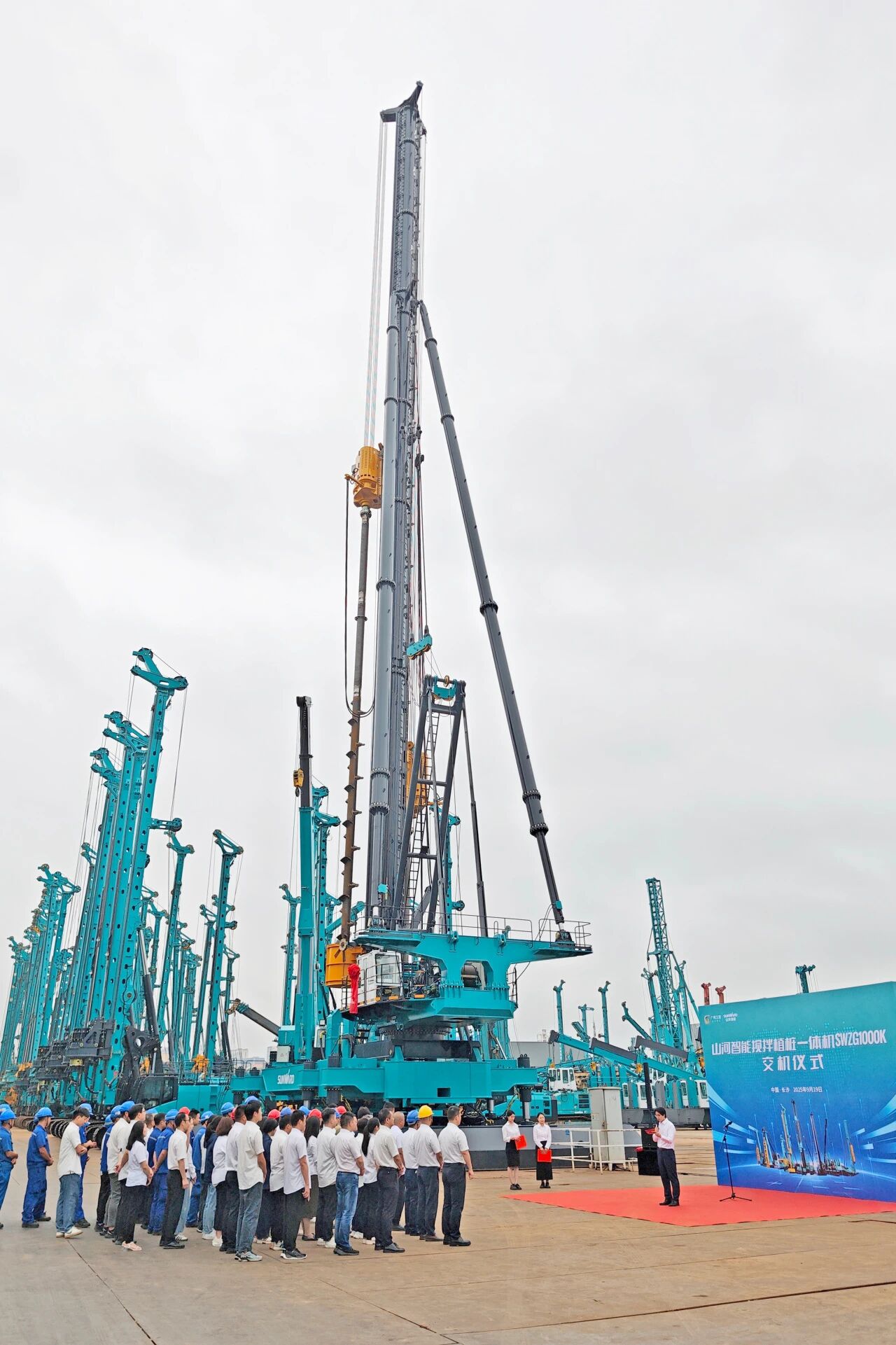 破局深基施工！9001cc金沙以诚为本智能搅拌中掘植桩一体机沉磅交付