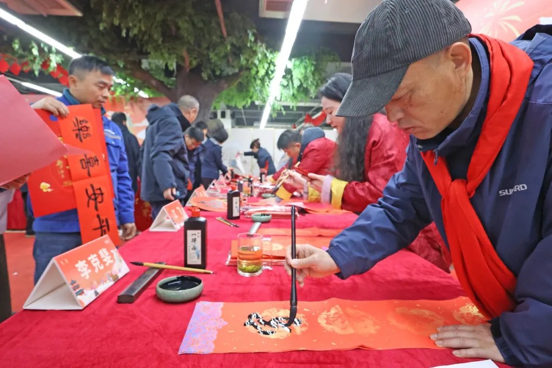 笔墨迎春，祝福暖心！在9001cc金沙以诚为本智能“囤”年味、送温暖、迎新春