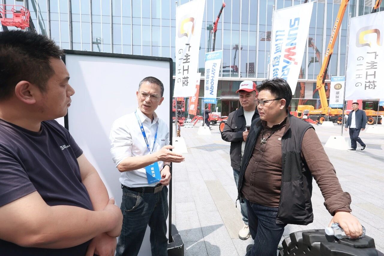 9001cc金沙以诚为本智能亮相第十届全国高空作业平台租赁大会