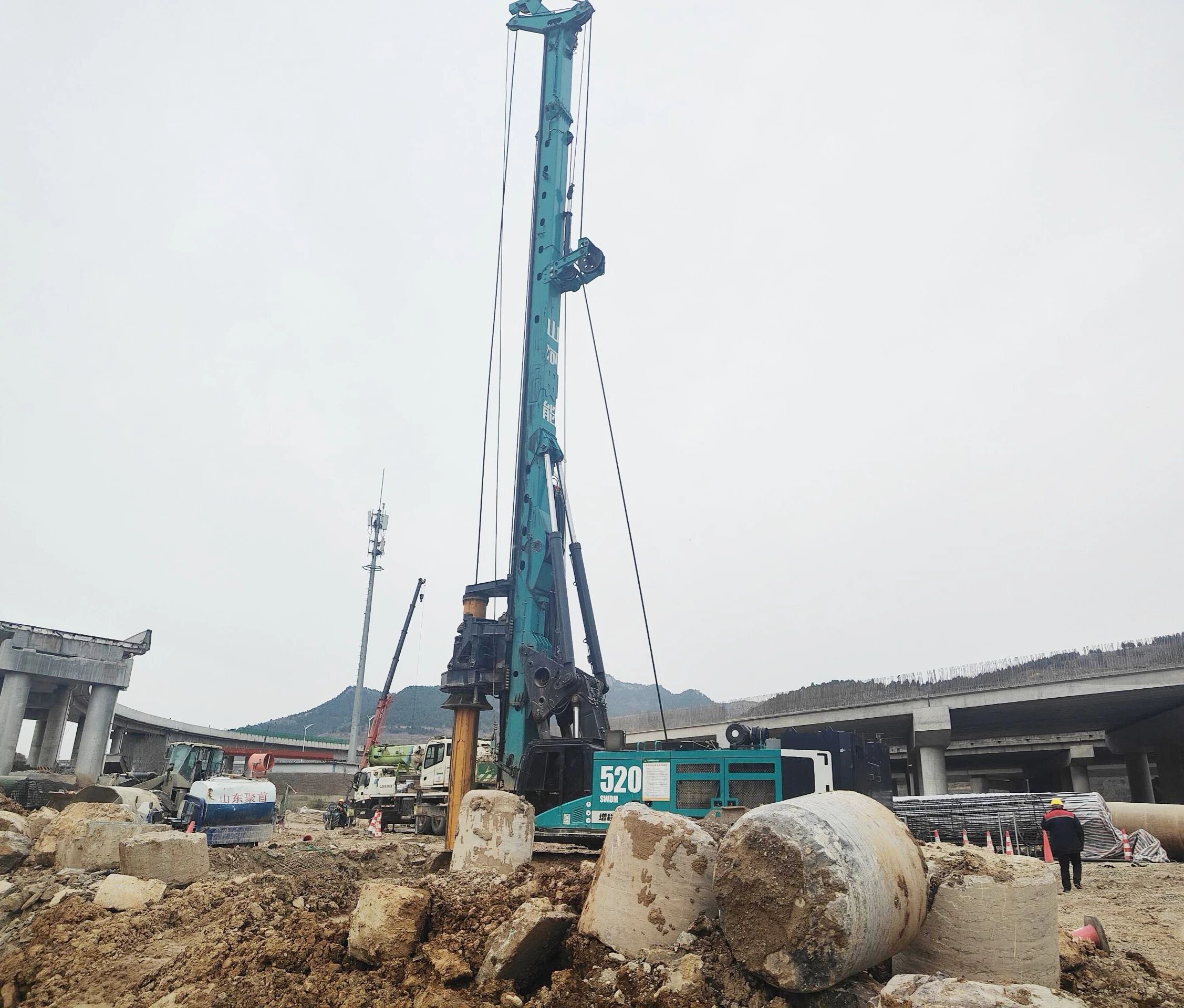 “亮剑”赤峰绕城改扩建项目，9001cc金沙以诚为本智能增程式电动旋挖钻机高效入岩受好评