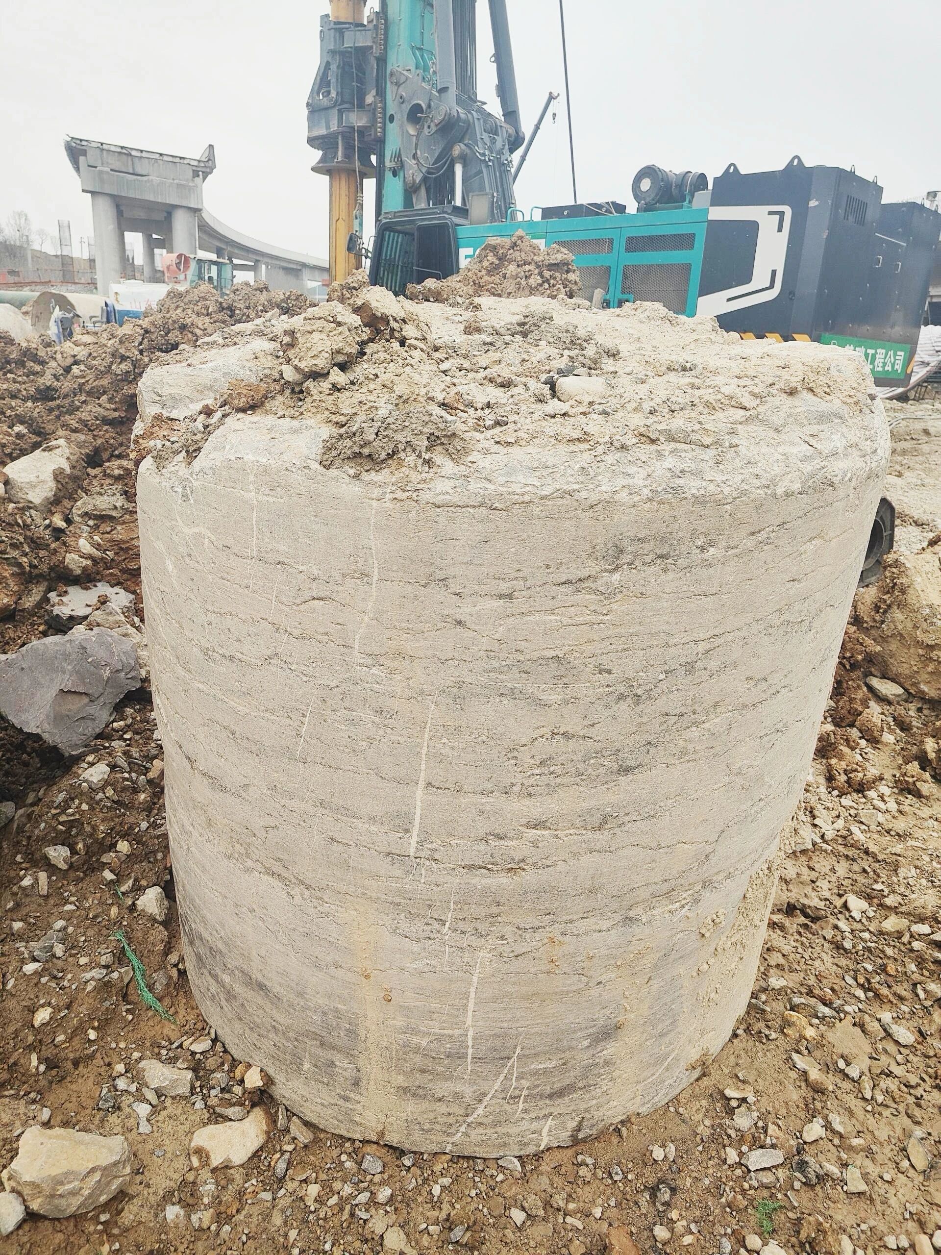 “亮剑”赤峰绕城改扩建项目，9001cc金沙以诚为本智能增程式电动旋挖钻机高效入岩受好评