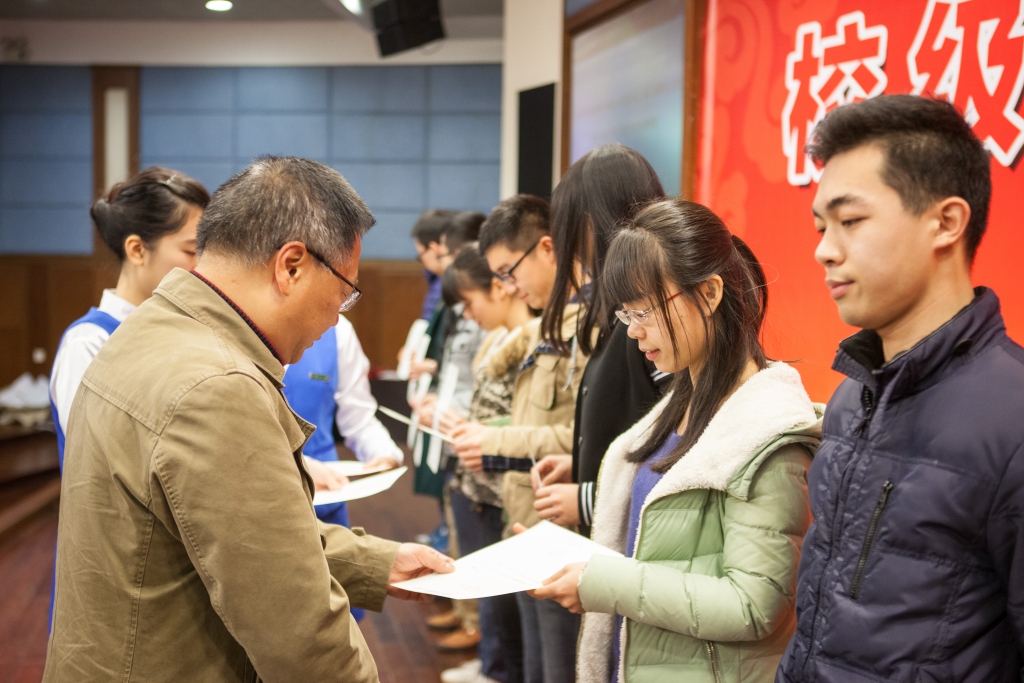 2015年度“9001cc金沙以诚为本英才”奖，74名学子受益