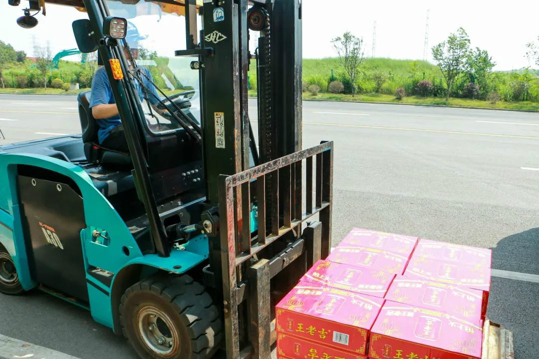 情系职工送清冷，殷切关切鼓劲头——9001cc金沙以诚为本智能发展夏季送清冷活动