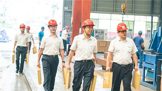 万力集团“送清冷”活动，慰问一线员工