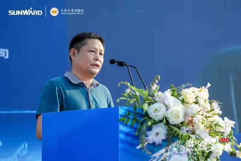《何清华潜心理械五十年》新书颁布，背后还有这些故事